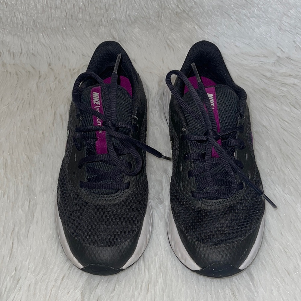 Big Girls Nike shoes size 4